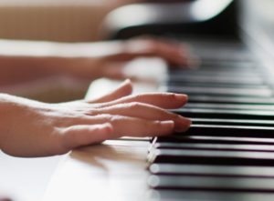 hands-playing-piano